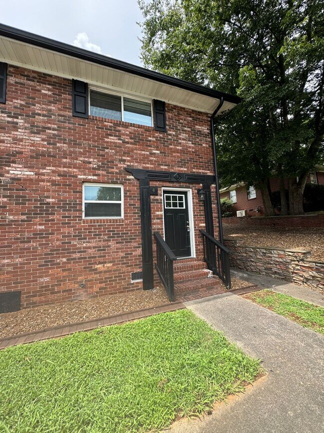 Building Photo - Brick 2/1 Apartment in Cave Spring- $995