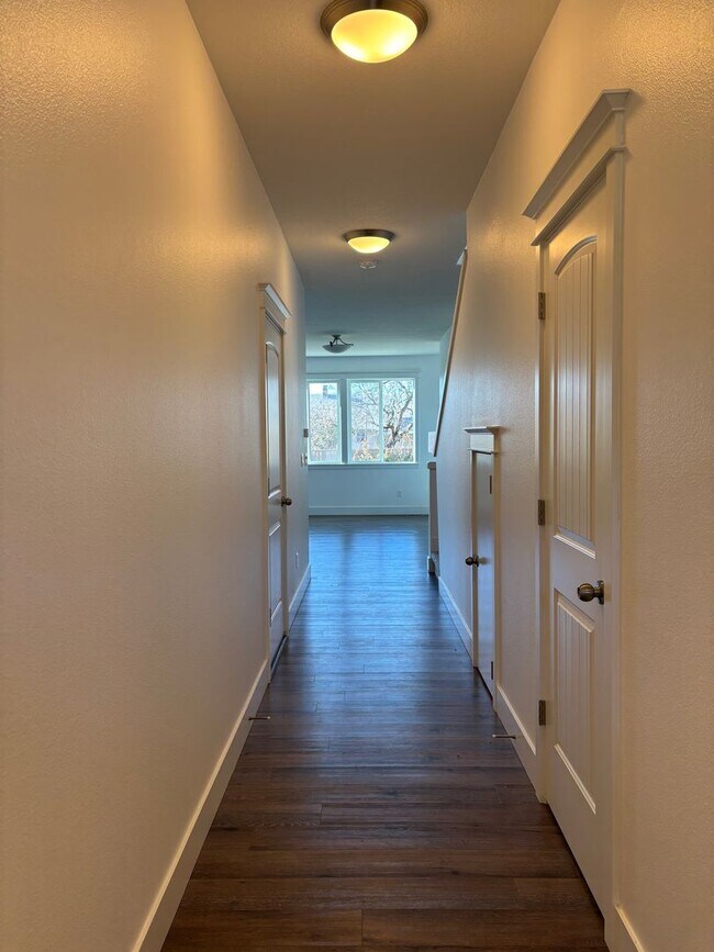 Foto del edificio - 2 Story Home in the Desirable Columbia Estates Development