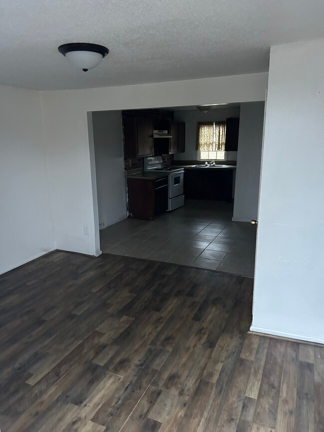 Building Photo - 520 Buckley St