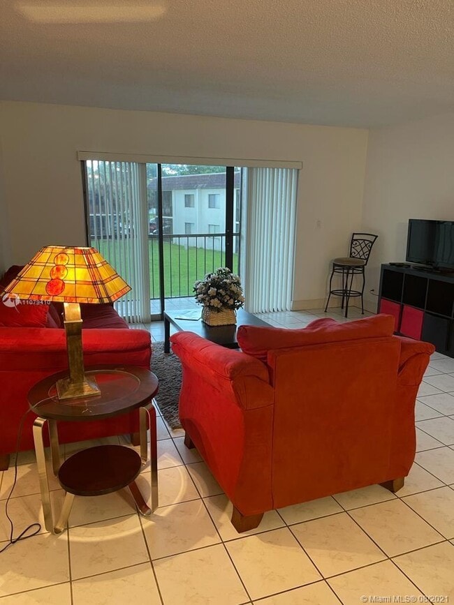 Foto del edificio - 16280 Laurel Dr