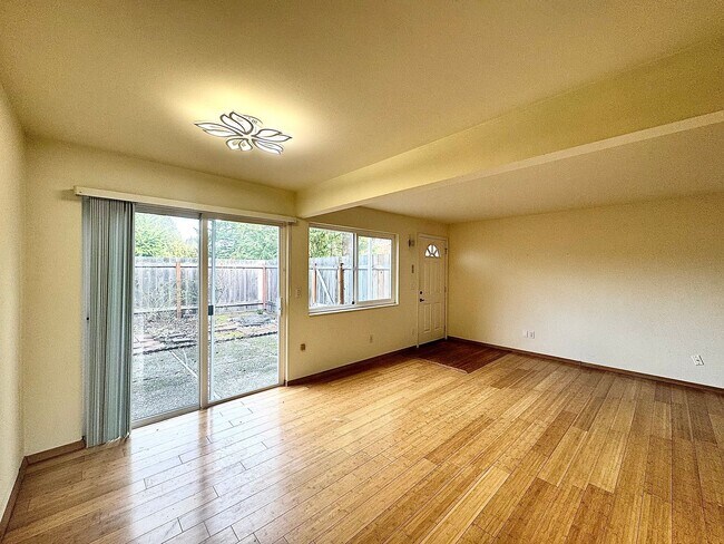 Foto del edificio - Bright & Updated Townhome
