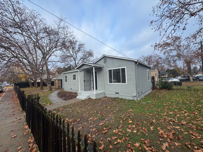 Building Photo - Single family home with large lot in Oak Park