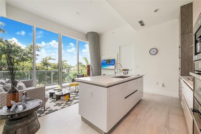 Building Photo - 2669 S Bayshore Dr