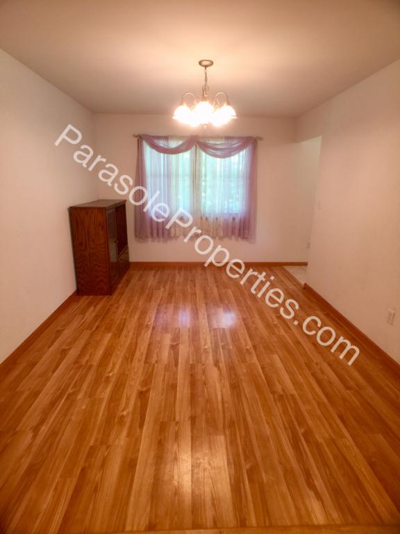 Foto del edificio - 678 Maple Grove Rd