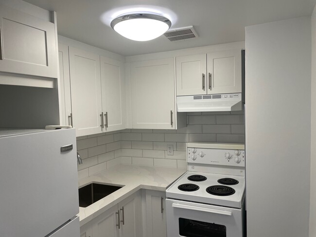 Building Photo - 30 Springhurst Ave