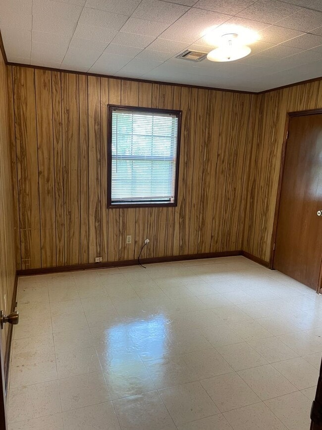 Building Photo - 3 bedroom 1 bath house