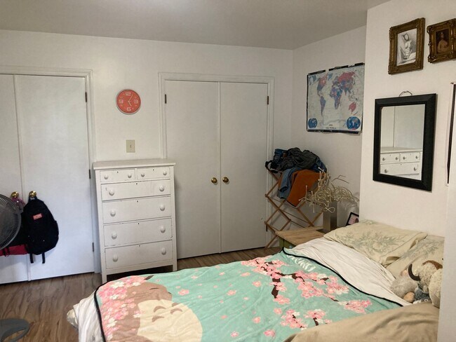 Building Photo - 828 Collins St