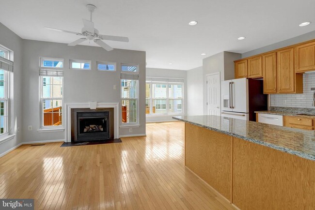 Foto del edificio - 7355 Bloomington Ct