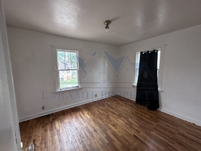 Building Photo - 4 Bedroom House Near Campus
