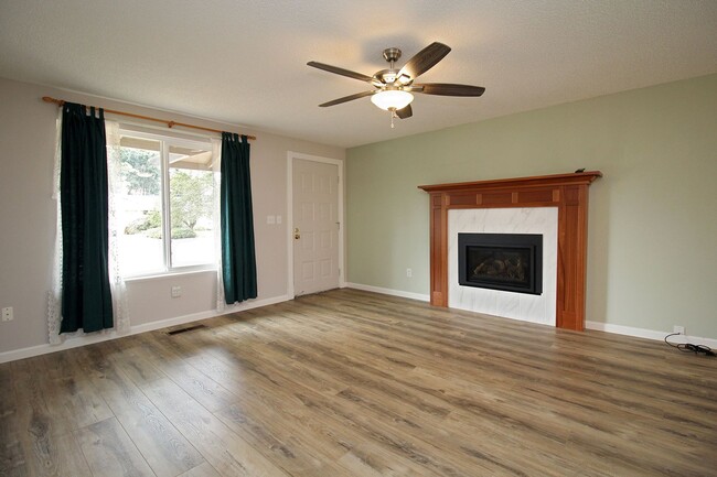 Building Photo - Incredible Remodeled 3 Bedroom/1.5 Bath Or...