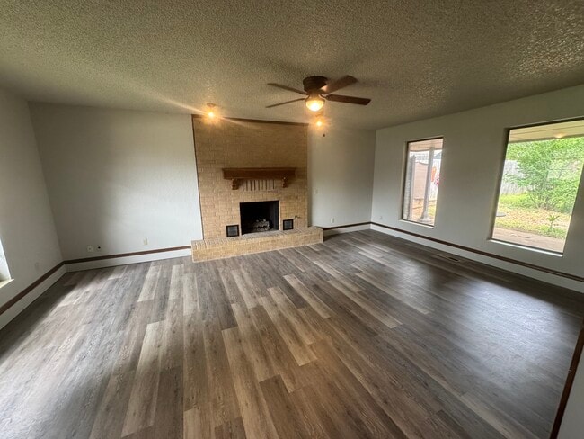 Photo - 325 E Parkland Dr House