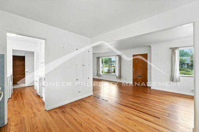 Building Photo - Gorgeous Home with Washer/Dryer and Fenced...