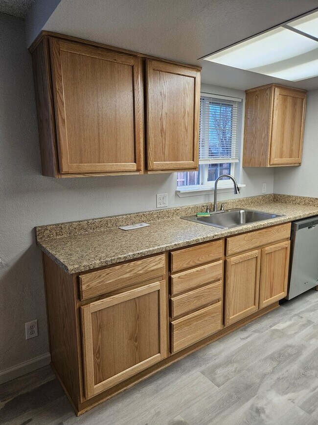 Foto del edificio - $1800 A MONTH - 3 BEDROOM 2 BATH HOME IN LEAVITT LAKE