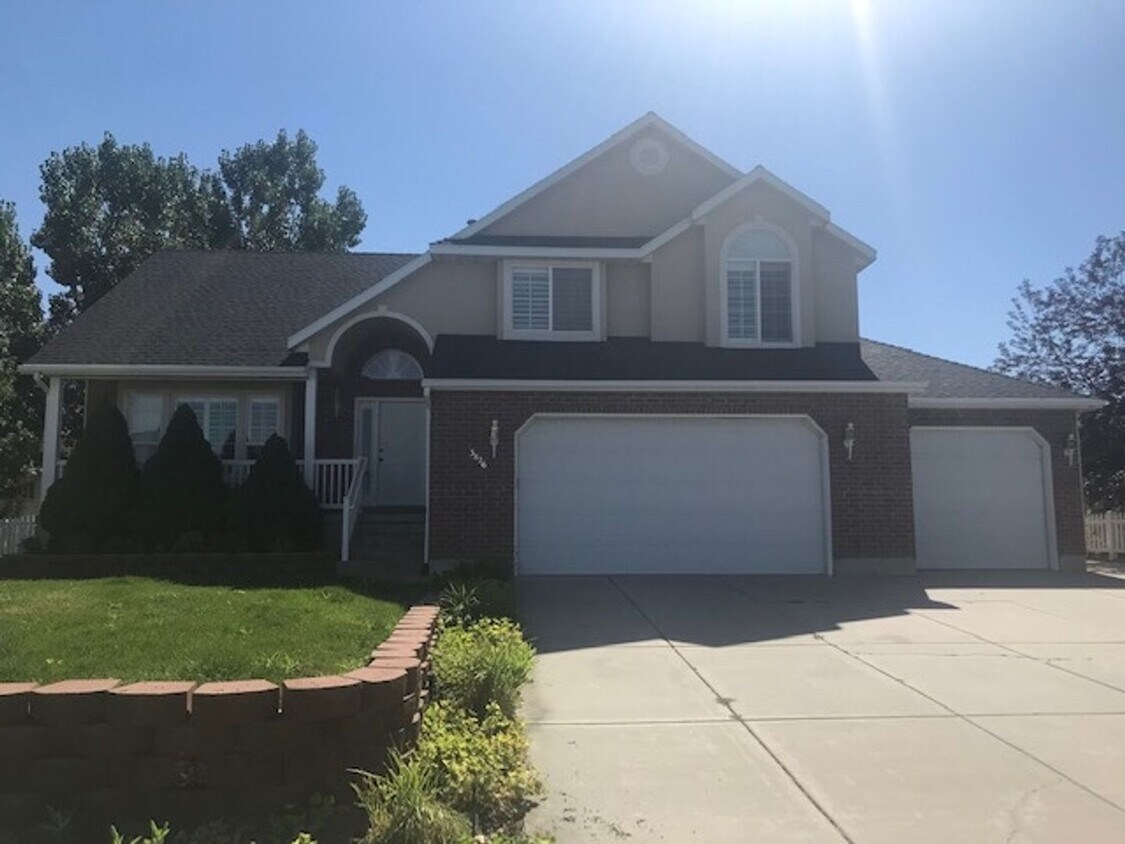 Primary Photo - Oversized 3 car garage, Beautiful home in ...