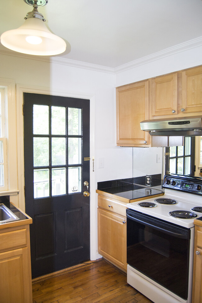 Kitchen - 2332 Kingsbury Dr