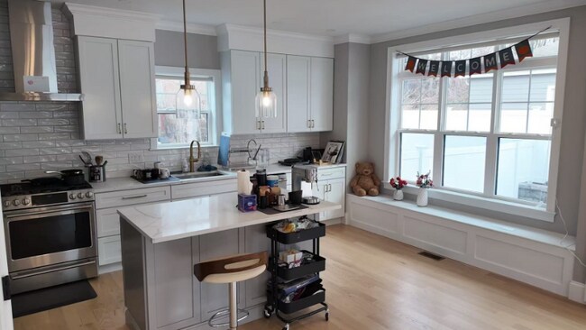 Building Photo - 33 Hovey St