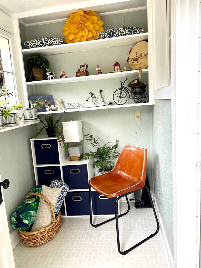 Habitación soleada con puerta negra de entrada - 2234 NE 44th Ave