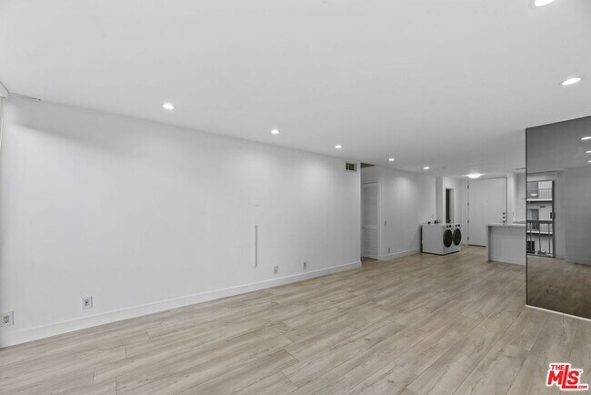 Foto del edificio - 10751 Wilshire Blvd