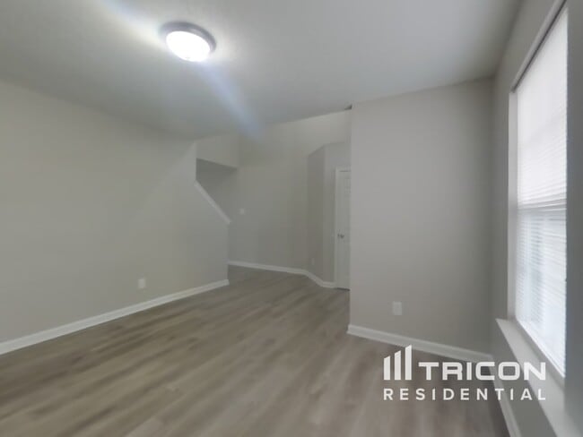 Building Photo - 10990 Clear Spring Dr