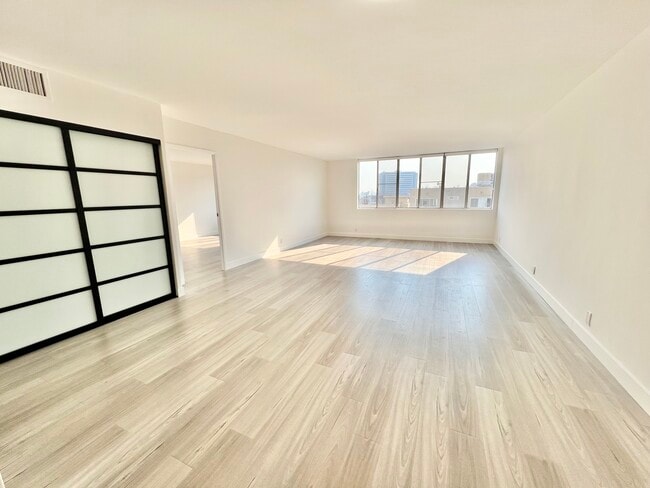 Building Photo - 468 South Roxbury