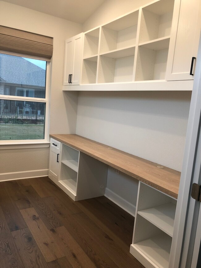Flex Space/Office - 209 Cruising Oak St