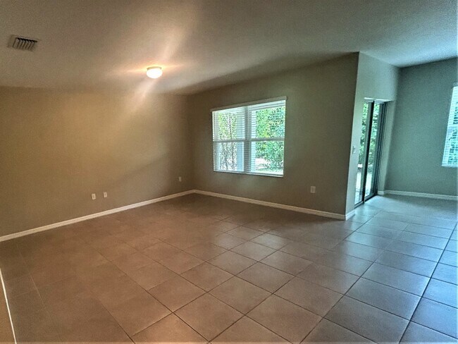 Building Photo - 675 Hadley Place East