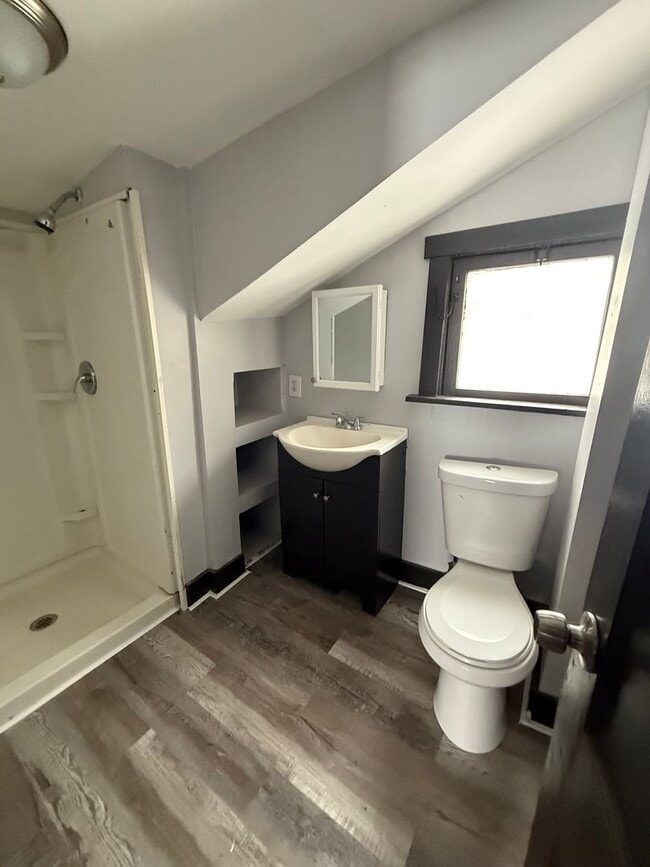 Building Photo - 3bd Single Vouchers Only