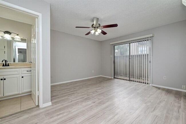 Foto del edificio - 6701 Sands Point Dr