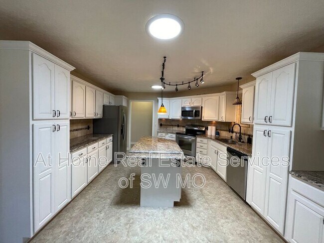 Building Photo - 605 Clover Ct