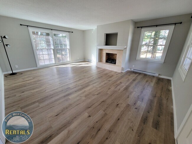 Building Photo - Adorable and Spacious Ranch Close to Town!