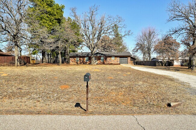 Foto del edificio - Stunning home in Choctaw with 3 bedrooms and 1.5 bathrooms!