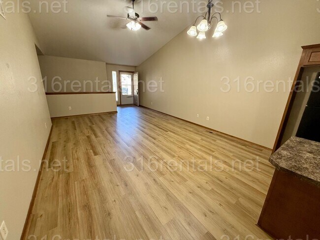 Foto del edificio - $1575 - 4 bedroom/ 2 bathroom - Gorgeous newly remodeled townhome!