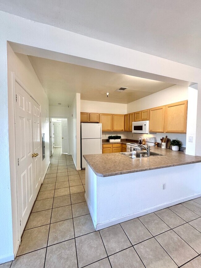 Foto del edificio - 4 Bedroom Master Suites at The Edge at Reno - Walking Distance to UNR