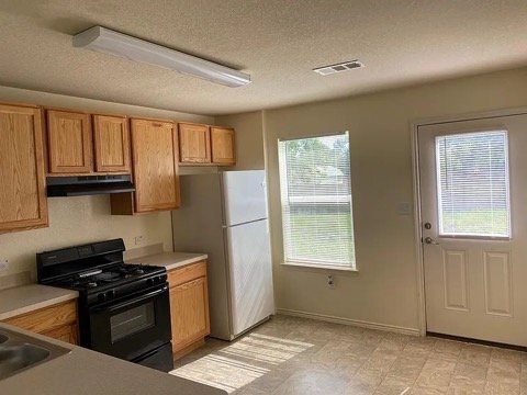 Building Photo - 13023 Pleasant Valley Dr