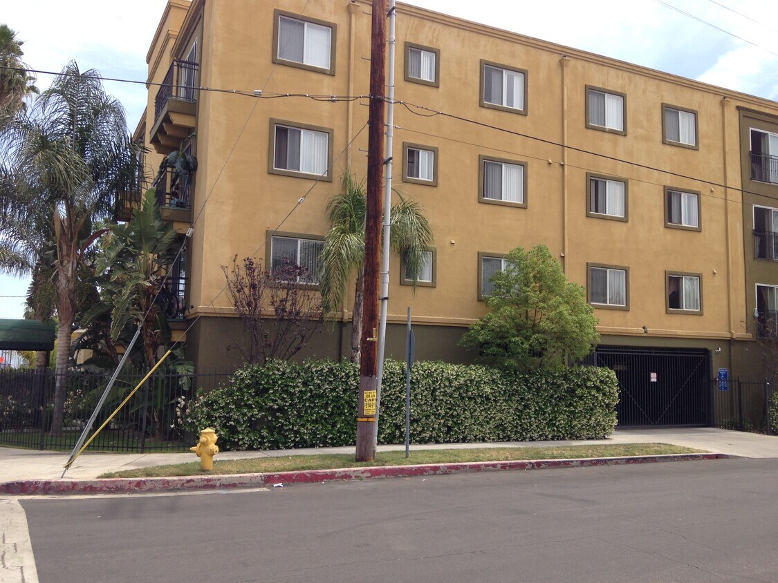 Building Elevation - 13426 Vanowen St