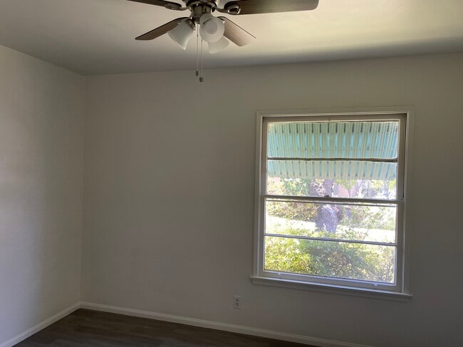 bedroom - 10016 Pinewood Ave