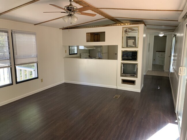 Foto del edificio - 111 Hunter Ct