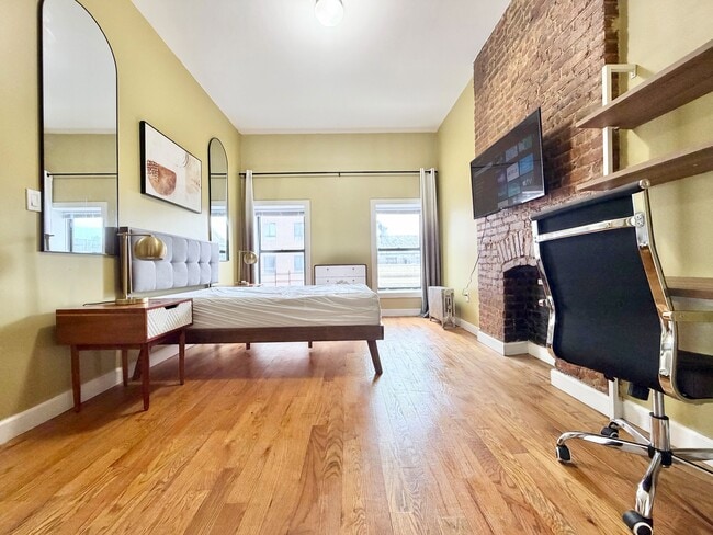 Building Photo - Furnished room/NOT APARTMENT