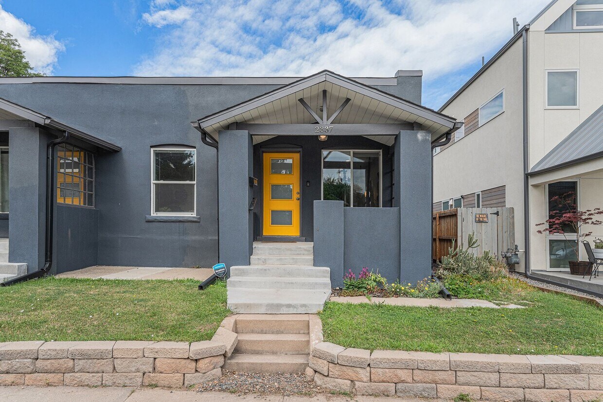 Foto principal - Gorgeous 2 Bed 2 Bath Half-Duplex in South...