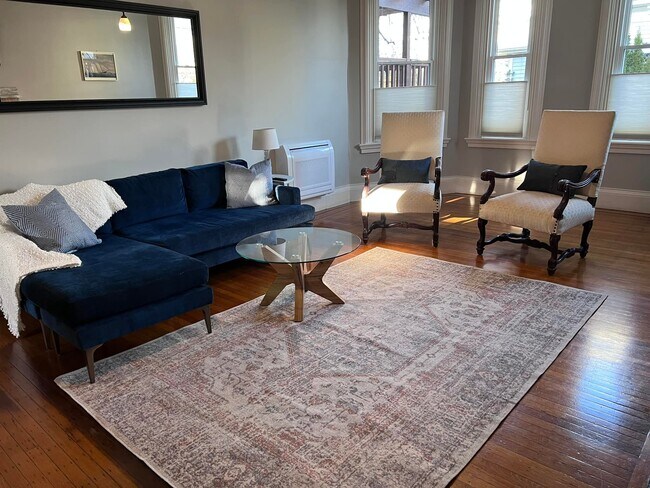 comfortable furnishings - 25 Ayrault St