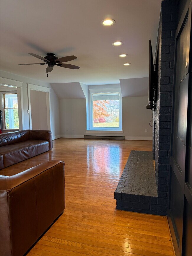 Foto del edificio - 5b 2.5ba Glorious Home for Rent in Frederick County!