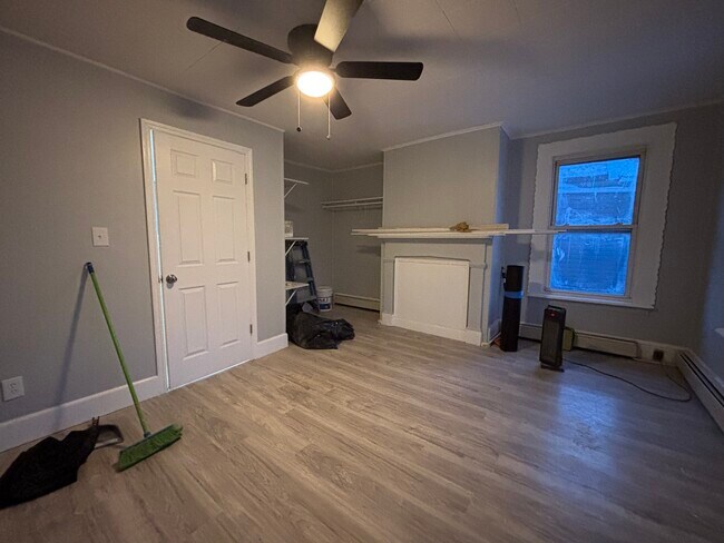 Dormitorio - 318 E 1st Ave