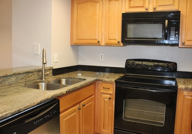 Building Photo - 1548 SE Royal Green Cir