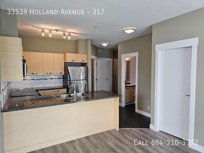 Building Photo - Spacious On Holland!