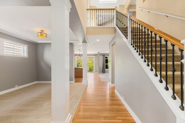 Building Photo - Beautiful 5 Bedroom Mill Creek Home backin...