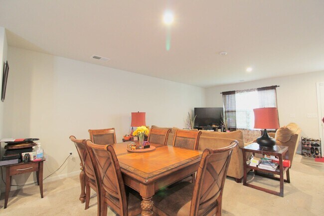 Foto del edificio - 4 Bed, 2.5 Bath Home for Rent with Attache...