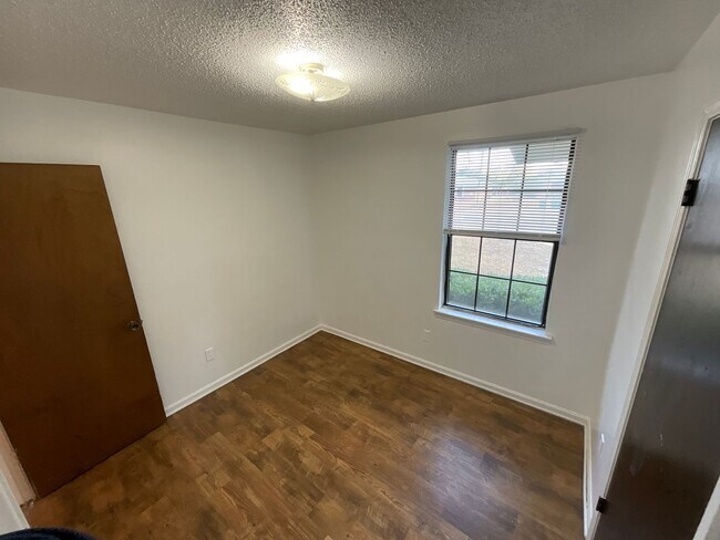 Foto del edificio - Spacious Brick 3/1 in Marianna in Quiet Cul-de-Sac