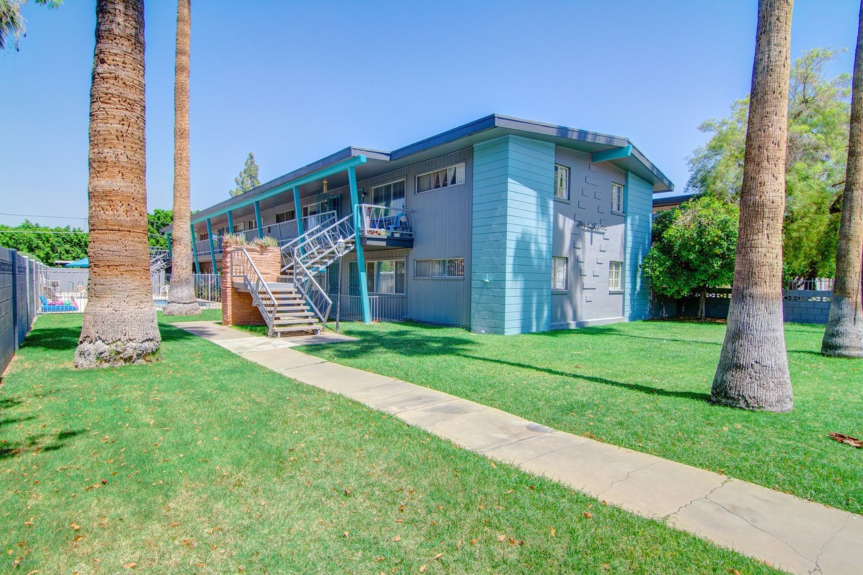 Primary Photo - 402 W Earll Dr