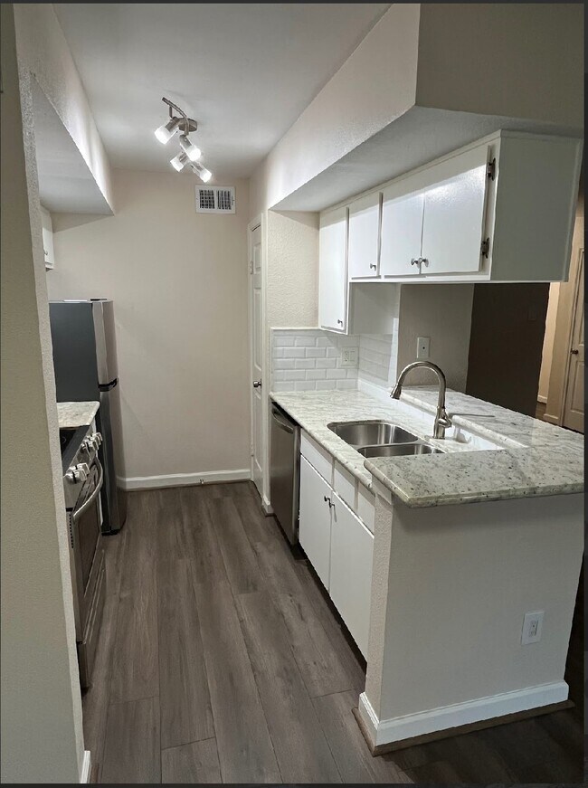 Building Photo - 2800 Jeanetta St