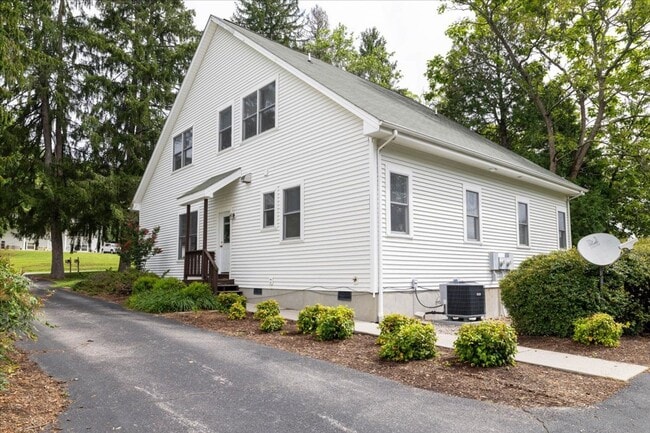 Foto del edificio - Spacious 3BR Townhome by the Bus Stop